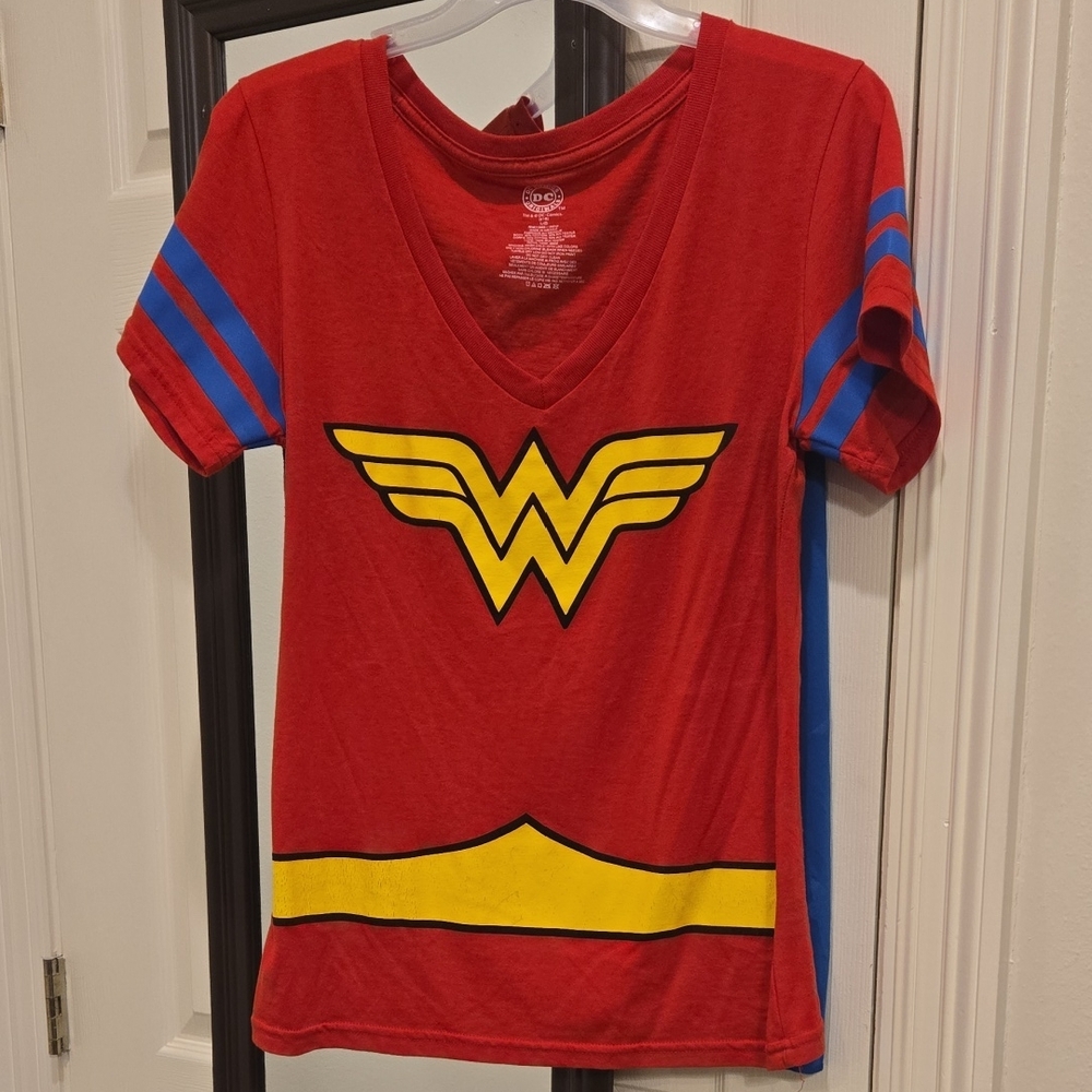 DC Comics Wonder Woman T-Shirt - Womens Large - Worn Once